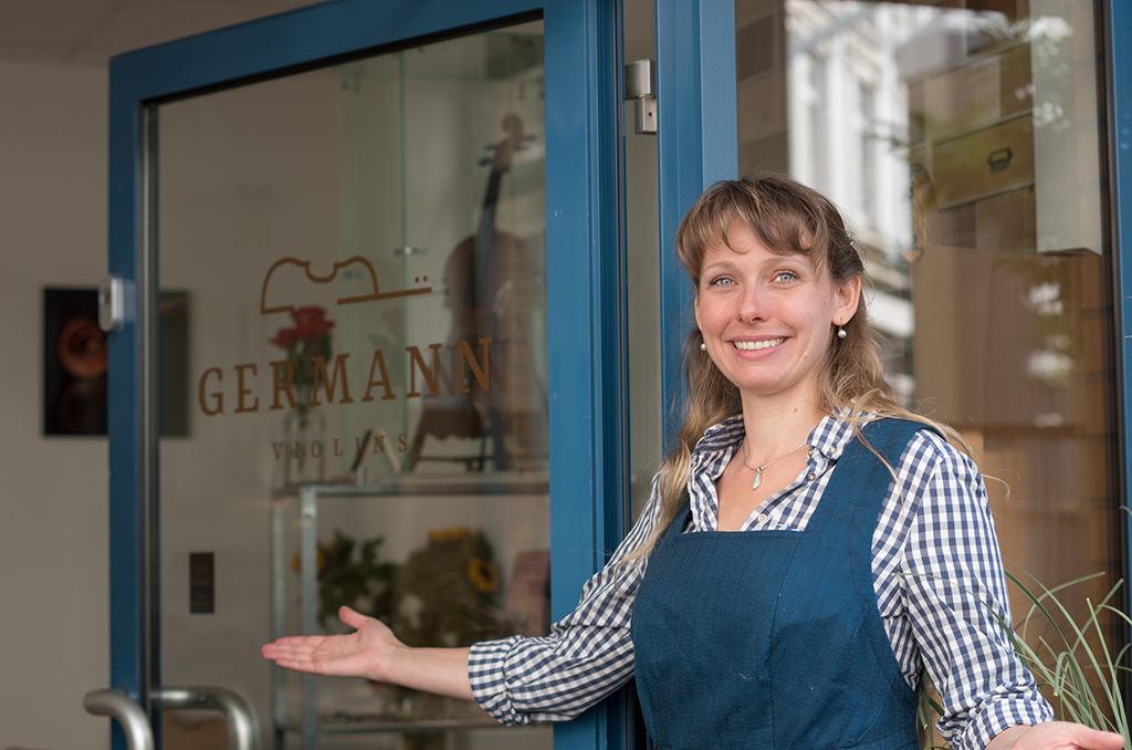 Laura Germann baut und restauriert Violinen - und vermittelt sie als Wertanlage.