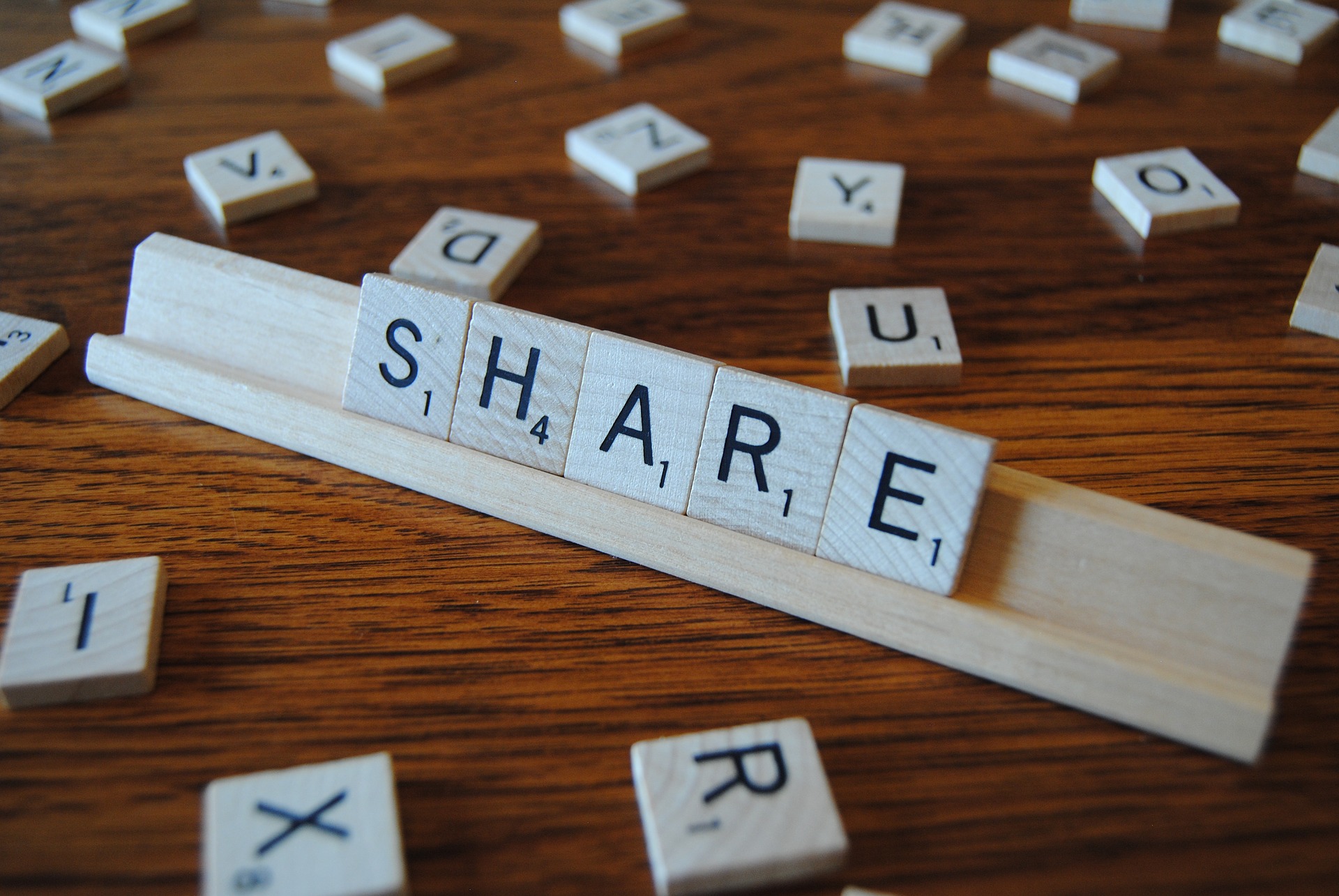 Content Marketing bedeutet Wissen und Informationen gratis teilen und dafür Aufmerksamkeit bei seiner Zielgruppe erreichen